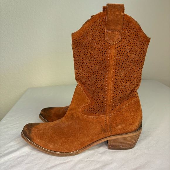 BCBG Ankle Boots Tan Brown Suede Leather Lined Side Boots - Picture 3 of 7